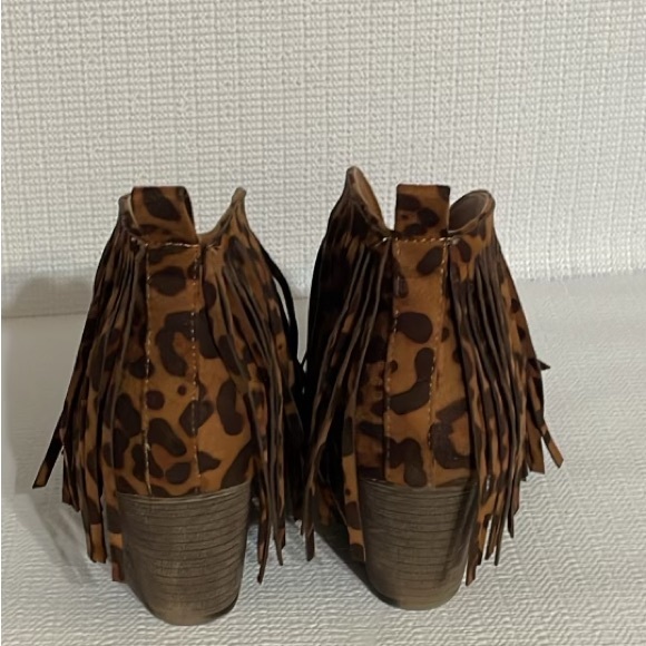 Mata fringe animal print booties, size 9 - Picture 10 of 11
